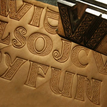Культура Ла Тане в кельтском стиле Полный набор из 26 буквенных форм Ручной работы уникальные дизайнерские кожаные рабочие инструменты